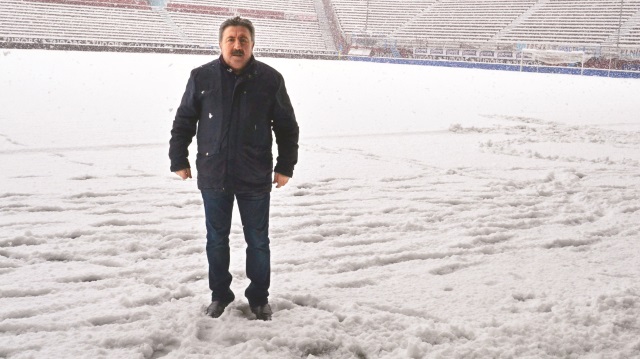 Muhabirimiz Ali Kemal Yazıcı, öğlen saatlerinde Avni Aker Stadı'nda bu pozu verirken yoğun kar yağışı devam ediyordu. Zeminin bazı bölümlerinde kar kalınlığı bir insanın bileklerine varan seviyelere geliyordu.