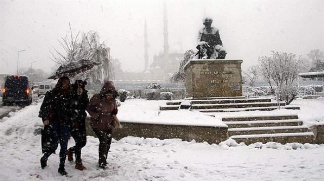 Balkanlardan gelen soğuk ve yağışlı havanın etkisine giren Edirne ve Kırklareli'nde kar yağışı başladı.
