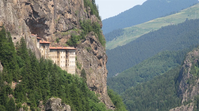 Sümela Manastırı'nın dağdan bir görüntüsü