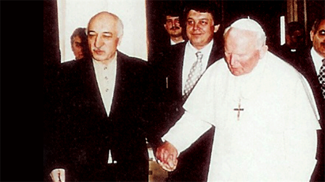 Fethullah Gülen 1998 yılında Vatikan'a giderek  Papa 2. Jean Poul ile başbaşa görüşmüştü. Gülen'in bu görüşmede Papa'ya sunduğu mektupta geçen, “Dinler arası Diyalog İçin Papalık Konseyi misyonunun bir parçası olmak üzere burada bulunuyoruz” ifadeleri dikkat çekmişti ve çok tartışılmıştı.
