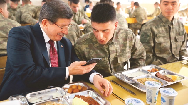 Davutoğlu,  3. Ordu Komutanlığı'nı ziyaret etti. Askerlerle karavanadan öğle yemeği yiyen Davutoğlu, bazı askerlerin yakınlarını telefonla arayarak konuştu.