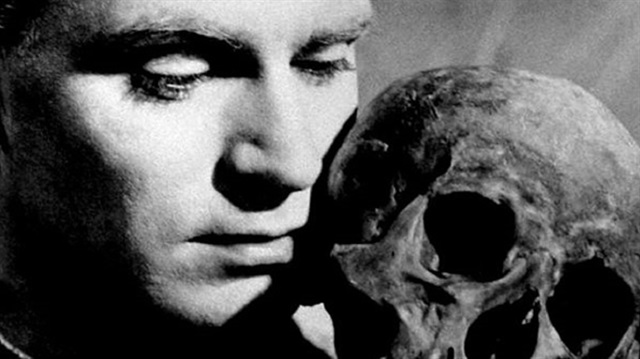 Claude Chabrol'ın Hamlet sinema filmindeki 'Olmak yada olmamak'la başlayan sahnesinden bir görüntü.
