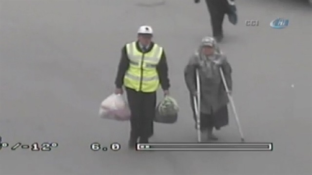 Yaşlı kadının yardımına polis koştu