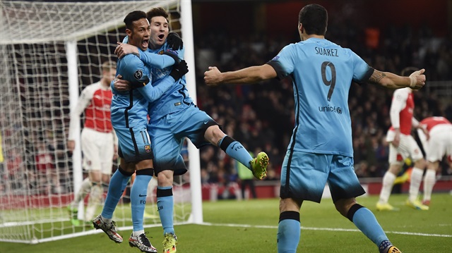 Emirates Stadium'unda maça ilgi büyüktü.