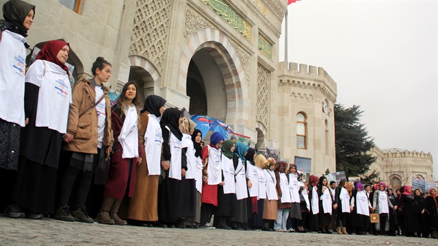 Beyazıt Meydanı'nda bir araya gelen 28 Şubat Platformu üyeleri ele ele tutuşarak darbeyi protesto etti.