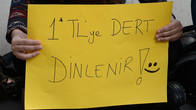 Sanat tarihi öğrencisi Fatma Kübra Çavuş:
- "Günde 30-40 kişinin derdini dinliyor, onların rahatlamalarını sağlıyoruz, genellikle orta yaş ve üzeri kişiler bizimle konuşmak istiyor"