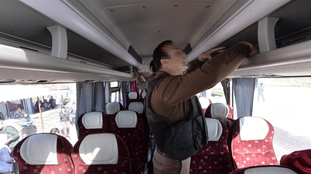 Kontrol noktalarında kentte giriş yapan araçlarda arama yapan polis, kimlik kontrolü yapıyor.