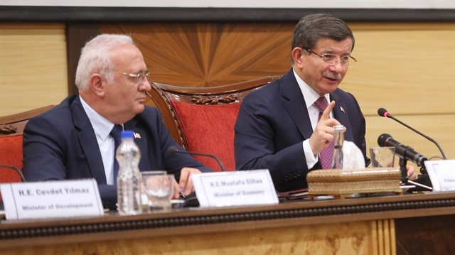 Bir dizi ziyaret için Tahran'da bulunan Başbakan Ahmet Davutoğlu, İran-Türkiye İş Forumu'nda iki ülkenin yatırımcılarına hitap etti.