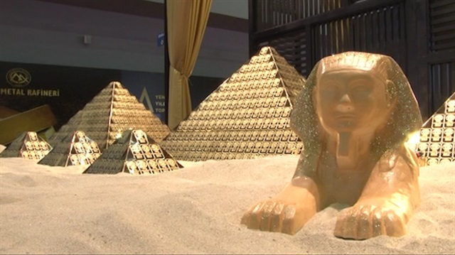 157 kilo saf altından yapılan piramide yoğun ilgi