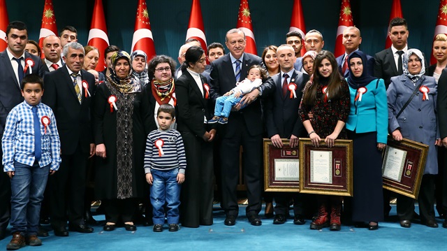 Erdoğan, 2015 yılında Şah Fırat operasyonunda şehit olan Halit Avcı'nın uyuya kalan bir yaşındaki oğlu Mustafa Alp Avcı'yı kucağında taşıdı.