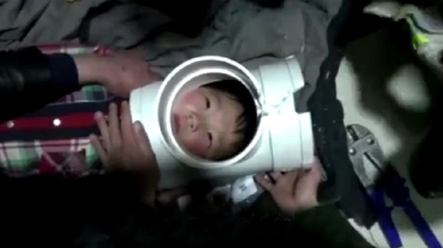 Kanalizasyon borusuna sıkışan Çinli çocuk