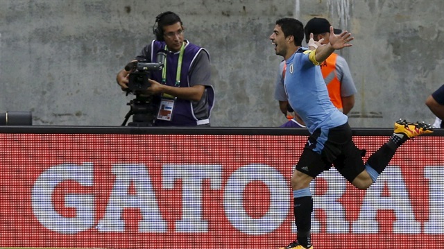 Suarez 2014 Dünya Kupası'nda Chiellini'yi ısırdığı için 9 milli maç cezası alan ve 640 gündür formasından uzak kalan Luis Suarez, cezası sonrası forma giydiği ilk maçta 48. dakikada Brezilya karşısında skoru eşitleyen golü attı.