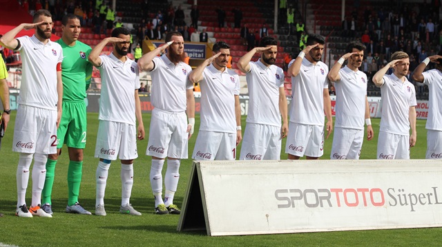 Trabzonsporlu futbolcular şehitlere selam durdu.