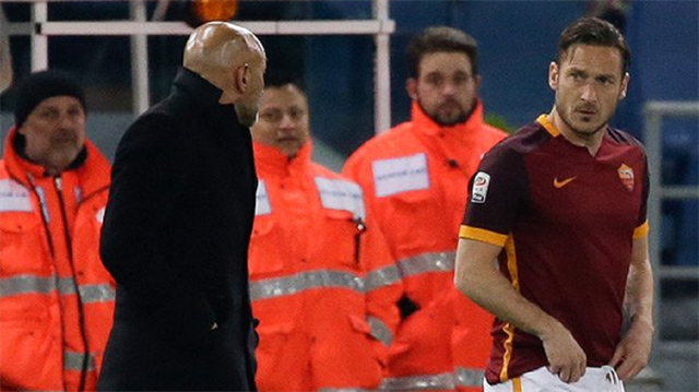 Oyuna sonradan dahil olan Totti ile Spalletti arasında geçen diyalog.
