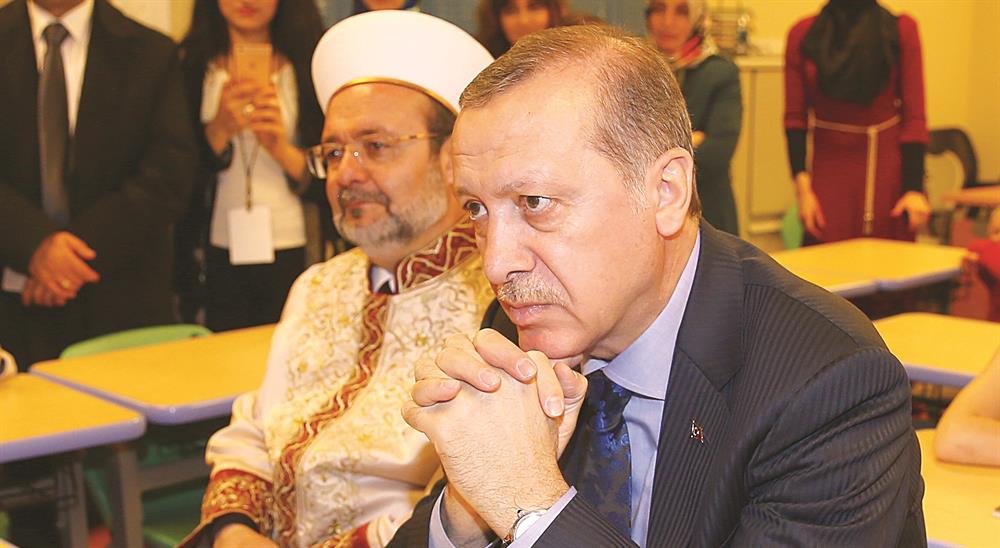 Erdoğan'ın ziyaret ettiği merkez içindeki bir derslikte öğrenciler şiir okudu.  Cumhurbaşkanı Erdoğan, Türk öğrencinin okuduğu Sezai Karakoç'un  “Ey Sevgili