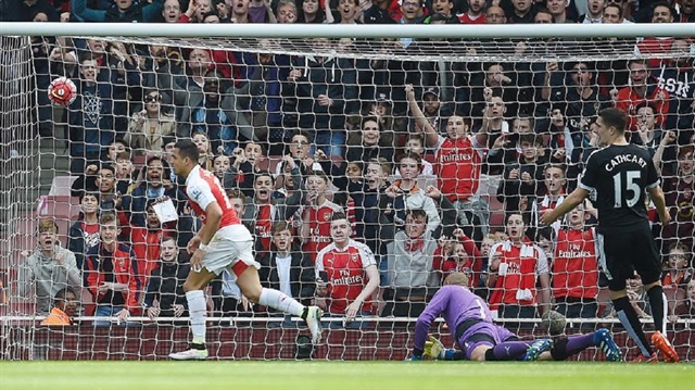 Arsenal'in yıldızı Alexis Sanchez Watford filelerini havalandırırken takımını 1-0 öne geçiriyor. 
