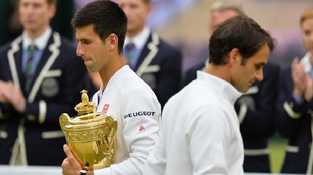 Novak Djokoviç'in Wimbledon finalinde Roger Federer'i mağlup edip kupanın sahibi oluyor.