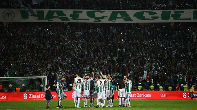 Süper Lig'de Torku Konyaspor Gençlerbirliği karşısında aldığı galibiyeti taraftarlarıyla kutluyor.