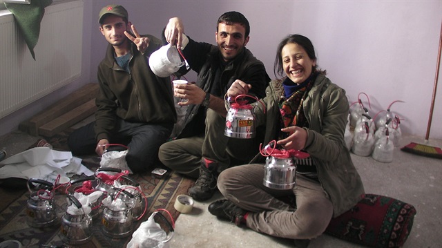 Teröristler, el yapımı bomba düzeneği hazırlarken ve gülerek zafer işaretleri yaparken kameralara poz verdi.