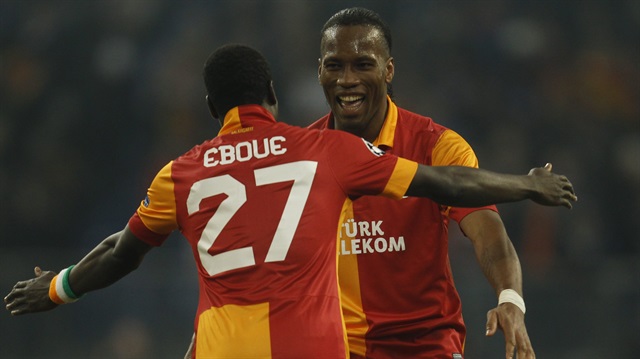 Galatasaray'da gol sonrası iki oyuncu seviniyor.