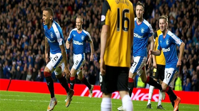 Glasgow Rangers'ın  Dumbarton karşısında 1-0'lık galibiyet golünün ardından futbolcular büyük sevinç 