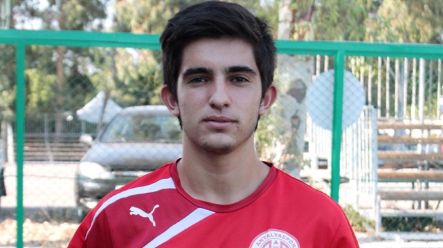 Antalyaspor forması giyen genç futbolcu Mesut Sarıkaya falezlerden düşerek hayatını kaybetti.