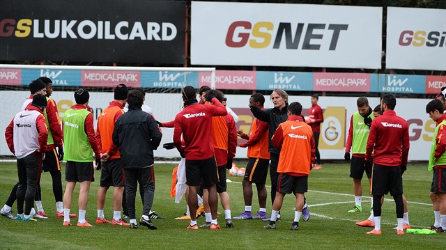 Galatasaray Teknik Direktörü Riekerink, antrenman öncesi oyuncularına uyarılarda bulundu.