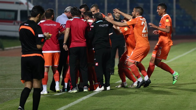 Adanasporlu futbolcuların gol sevinci 