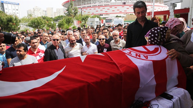 Antalyaspor'un 19 Yaş Altı Takımında forma giyen Mesut Sarıkaya son yolculuğuna uğurlandı.