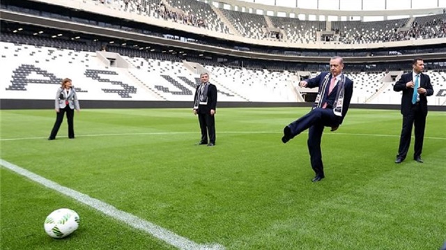 Cumhurbaşkanı Erdoğan başlama vuruşunu yaptı ve devlet erkanıyla birlikte kısa süre Vodafone Arena'da top oynadı...