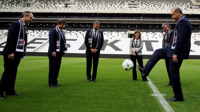 Cumhurbaşkanı Erdoğan ile Başbakan Davutoğlu, Vodafone Arena'daki açılışın ardından sahaya inip, bir süre top oynadı.