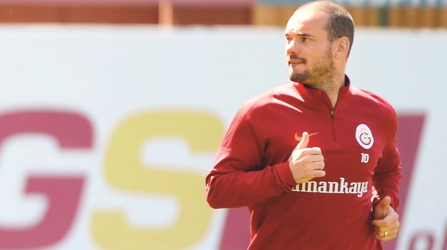Wesley Sneijder, Fenerbahçe derbisinde forma giyebileceği sinyali verdi.