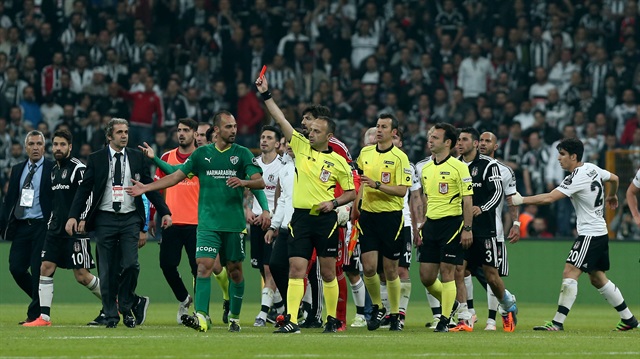 Beşiktaş-Bursaspor maçının son dakikalarında gerginlik yaşandı. 