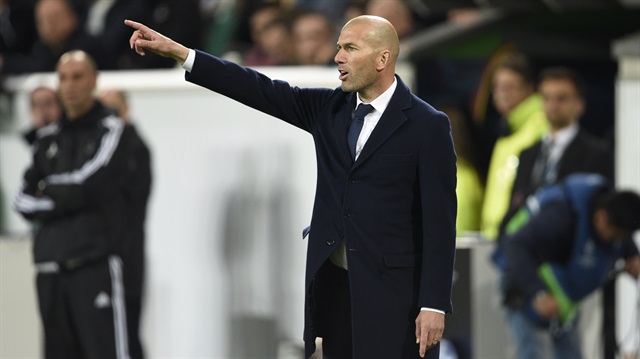 Real Madrid Teknik Direktörü Zidane'ın, Wolfsburg maçında pantolonu yırtıldı.
