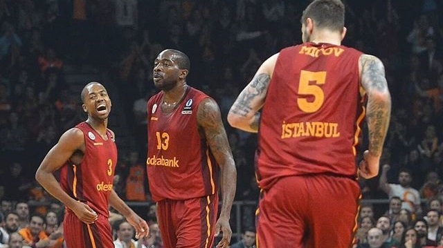 Galatasaray Odeabank'ın yıldız basketbolcuları Errick McCollum ve Vladimir Micov  Eurocup'ta yılın en iyi 5'ine seçildi.