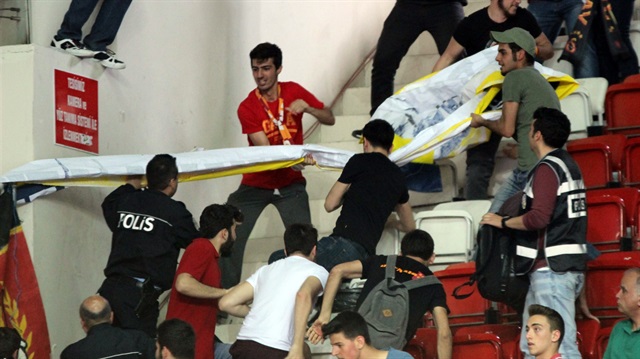 Fenerbahçe Grundig - Galatasaray Daikin maçı öncesi salonda olaylar çıktı.