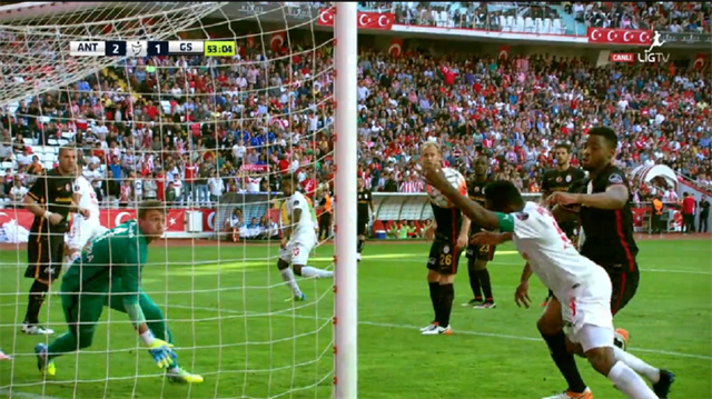 Samuel Eto'o'nun Galatasaray maçında atılan ikinci golde topu elle kontrol ettiği görüldü. (Görüntü Lig TV'den alınmıştır)