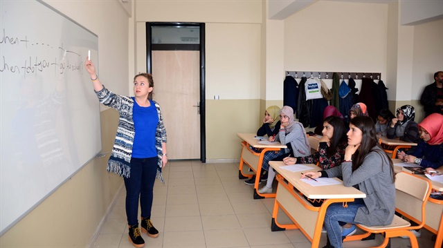 Terör yüzünden kendi okullarına gidemeyen 54 öğrenci Bitlis'te eğitim-öğretim hayatlarına devam ediyor.