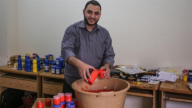 İsrail'in ablukası yüzünden boya satın alamayan Gazzeli sanatçı, kendi boyasını yapmaya başladı.