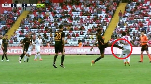 Galatasaraylı Ryan Donk, bu hareketi nedeniyle 2 maç ceza aldı. (Görüntü Lig TV'den alınmıştır)