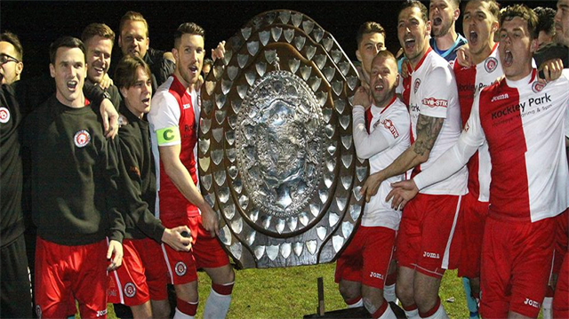 Poole Town'un şampiyonluk kupası sosyal medyada alay konusu oldu...