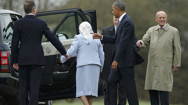Kraliçe'nin 90. doğum günü törenine katılmak üzere Windsor Kalesi'ne gelen Obama'yı Kraliçe Elizabeth karşıladı. 