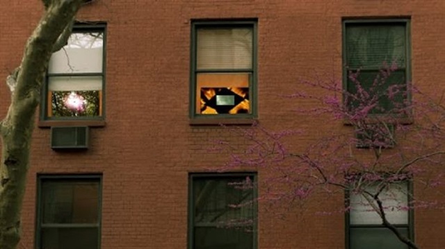 Ev sahiplerinin sergileyici, sokaktan geçenlerin ise ziyaretçi olduğu interaktif sergi, New York sokaklarını süslüyor.