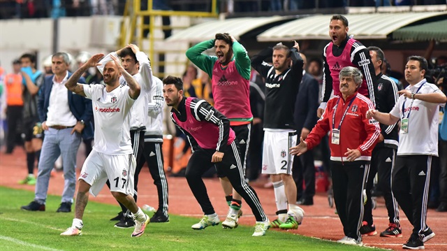 Beşiktaş yedek kulübesi,Akhisar maçının son dakikalarını böyle takip etti...