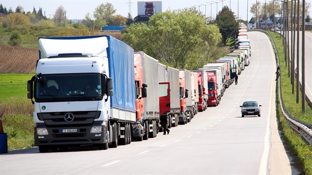 Tırların oluşturduğu 12 kilometrelik kuyrukta tır şoförleri saatlerce beklemek zorunda kalıyor.