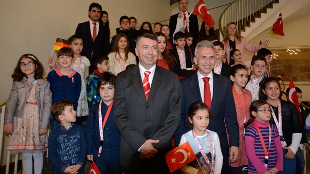 Alman Belediye Başkanı koltuğunu Türk öğrenciye verdi.