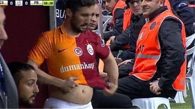 Galatasaray-Fenerbahçe derbisinin 61.dakikasında oyuna giren Sabri Sarıoğlu'nun yedek kulübesinde formasını giyerken ortaya çıkan görüntüsü sosyal medyada gündem olmuştu.