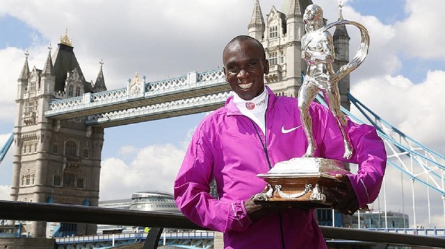 Londra Maratonu'na katılan ve birinci olan Kenyalı Eliud Kipchoge