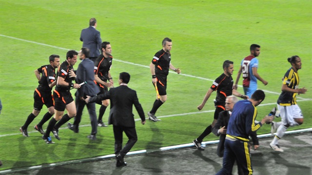 Trabzonspor-Fenerbahçe maçında hakemler soyunma odasına gitti.