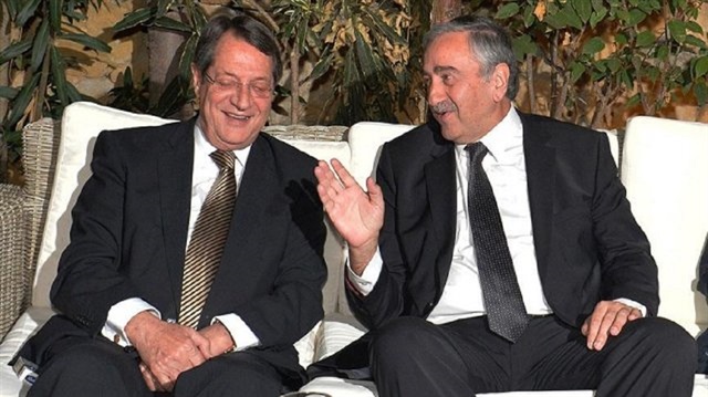 KKTC Cumhurbaşkanı Akıncı ile Rum lider Anastasiadis, Kıbrıs'ta devam eden müzakereler çerçevesinde ara bölgede bir araya geldi.